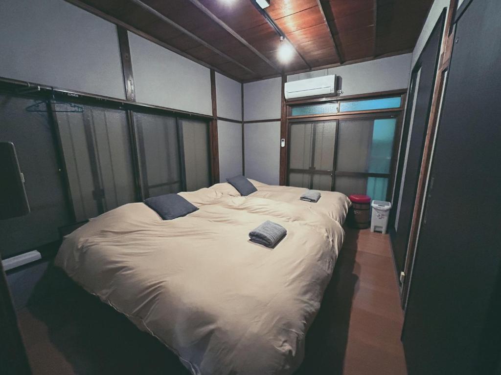 5min to Station, Best Value 3BR Sleeps 8, Quiet Area