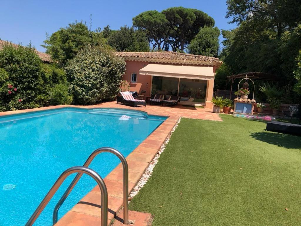 une piscine dans une cour avec une maison dans l'établissement Petite maison à l'entrée de Saint-Tropez, à Saint-Tropez