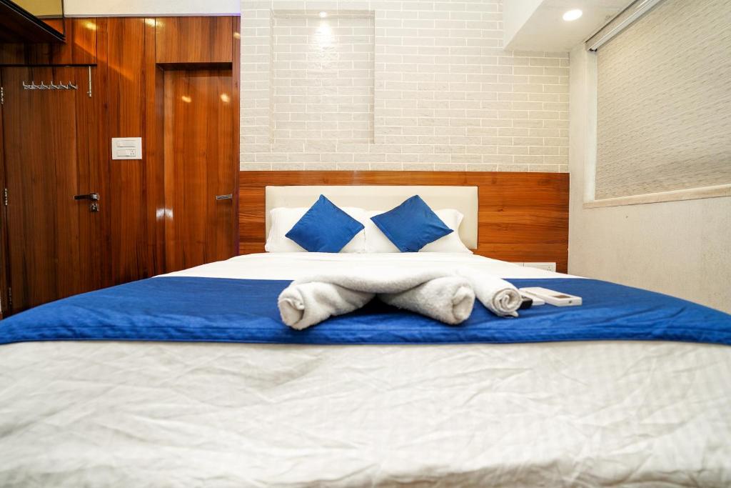 Postel nebo postele na pokoji v ubytování Zenith Homes - Powai Suites
