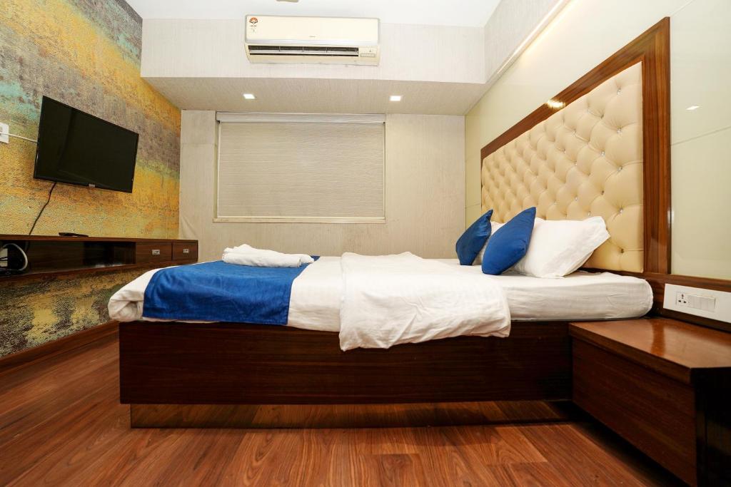 Postel nebo postele na pokoji v ubytování Zenith Homes - Powai Suites