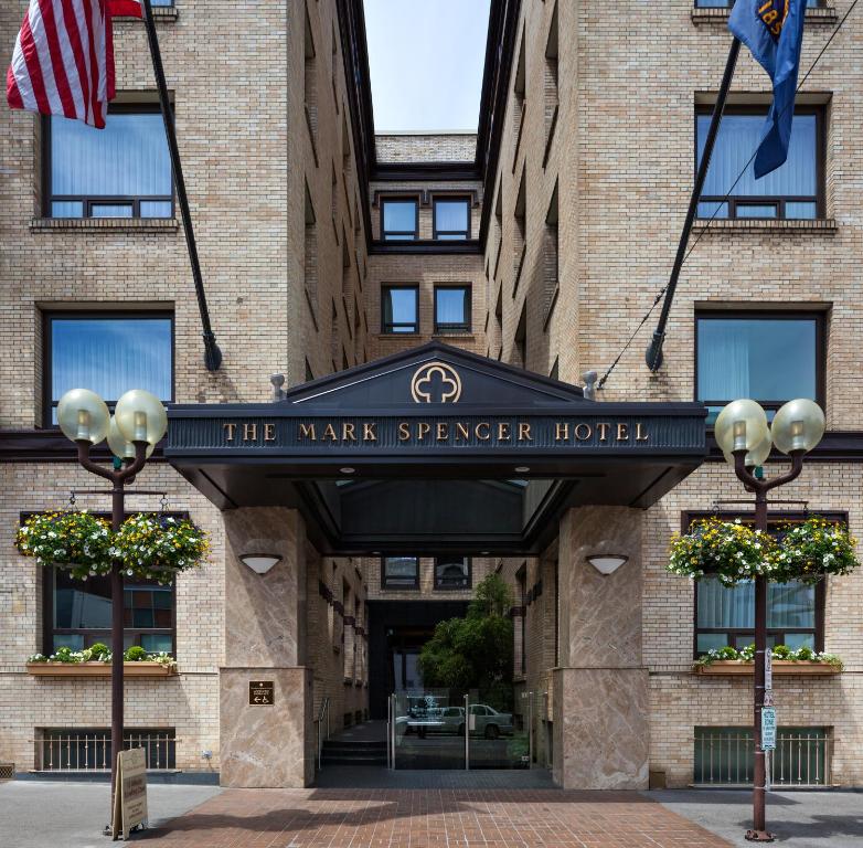 un edificio con un letrero que lee el hotel Manhattan barreper en The Mark Spencer Hotel, en Portland