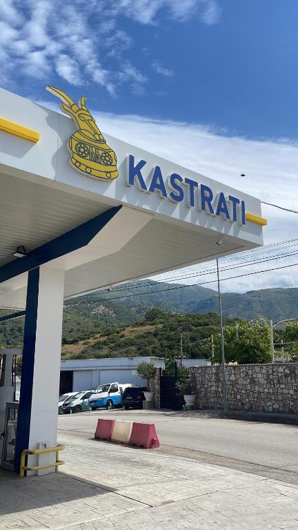 Nespecifikovaný výhled na hory nebo výhled na hory při pohledu z penzionu – hostince