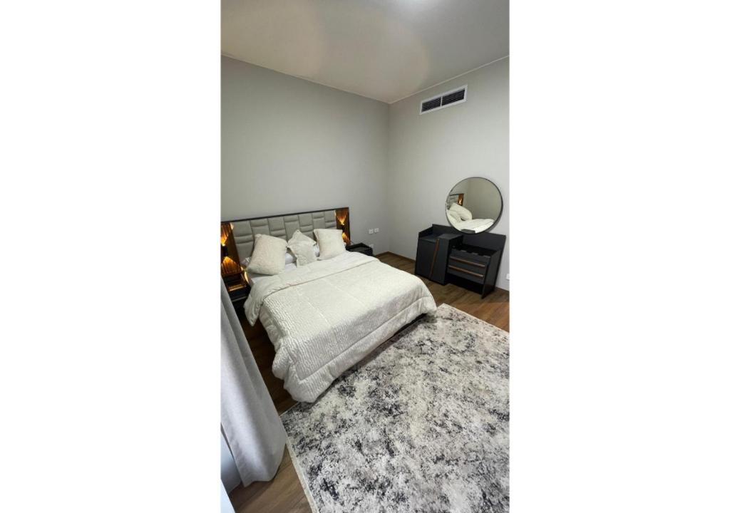 Postel nebo postele na pokoji v ubytování Furnished Apartment in Mall Of Arabia Towers , AEON Compound