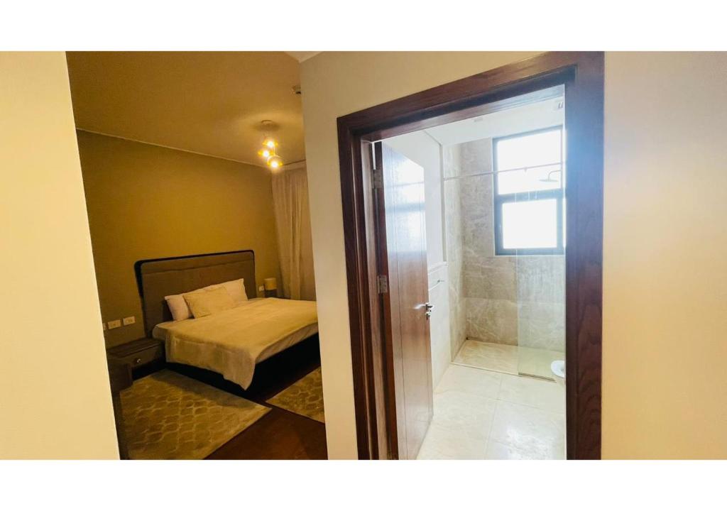 Postel nebo postele na pokoji v ubytování Furnished Apartment in Mall Of Arabia Towers , AEON Compound