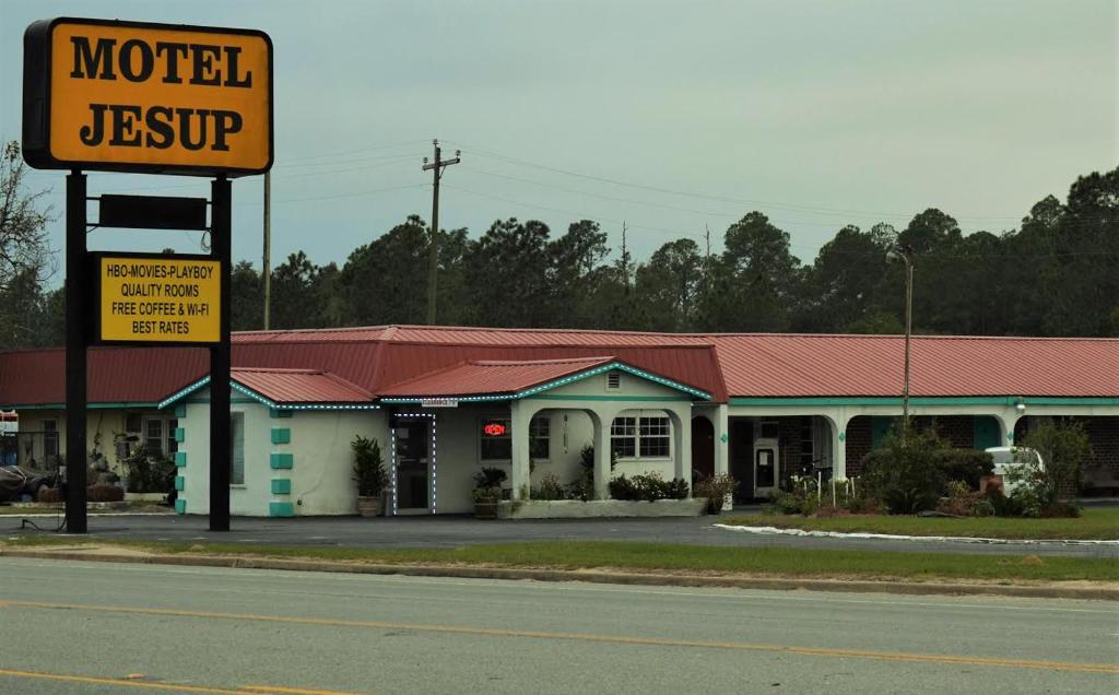 a motel sign in front of a building at Motel Jesup in Jesup