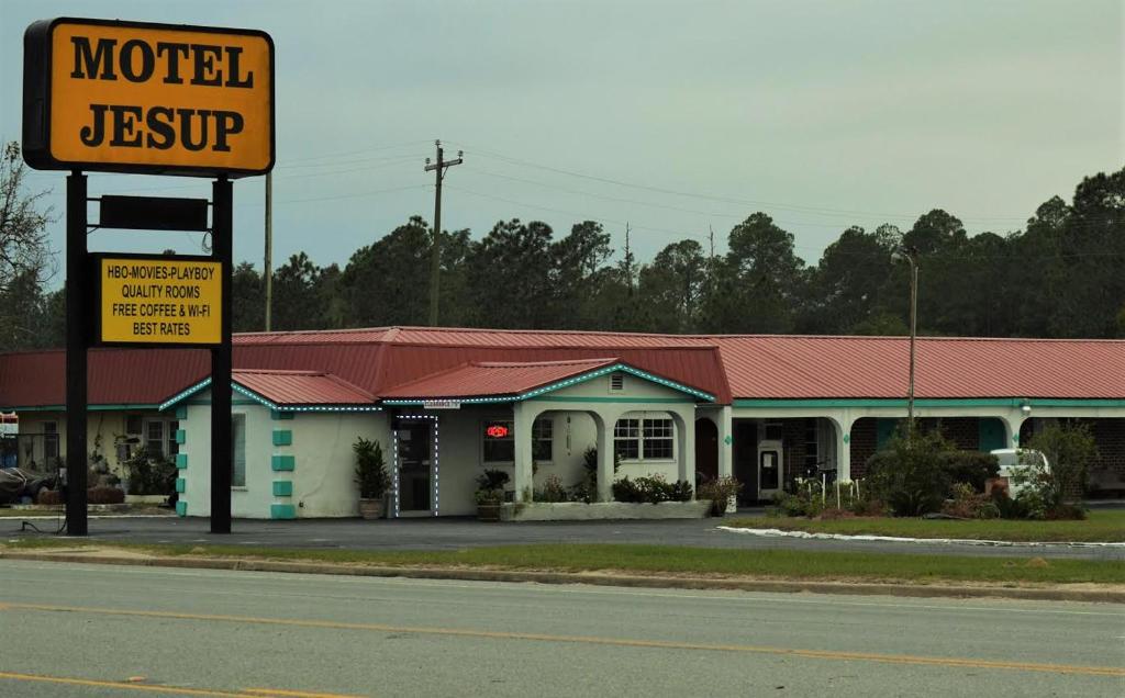 een motelbord voor een gebouw bij Motel Jesup in Jesup