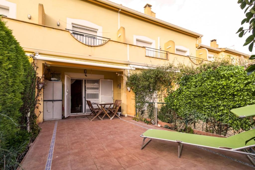 Zahrada ubytování Illa Sistach Rentals: Casa con piscina comunitaria