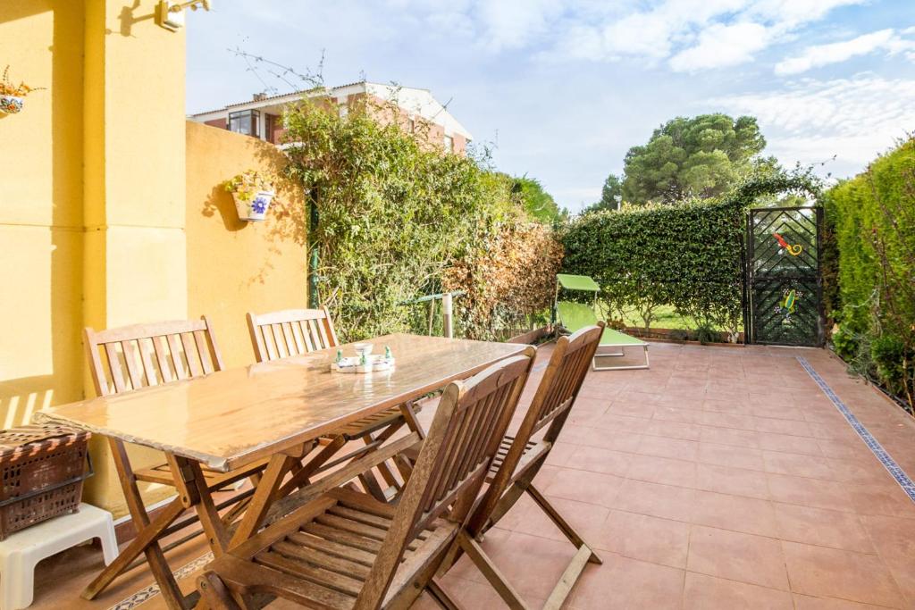 Zahrada ubytování Illa Sistach Rentals: Casa con piscina comunitaria