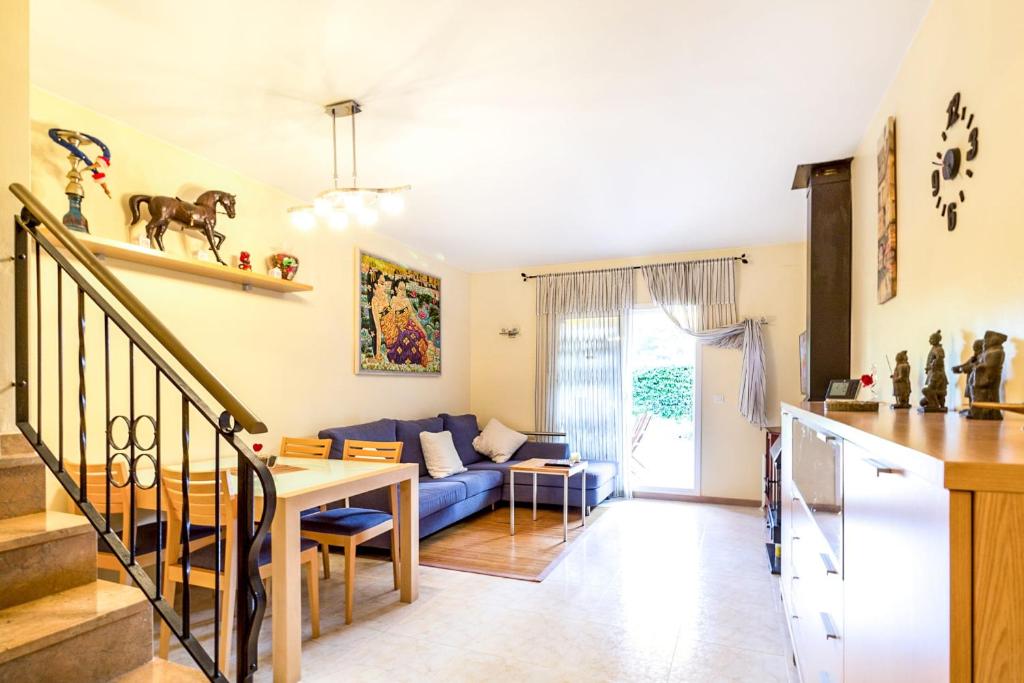 Posezení v ubytování Illa Sistach Rentals: Casa con piscina comunitaria