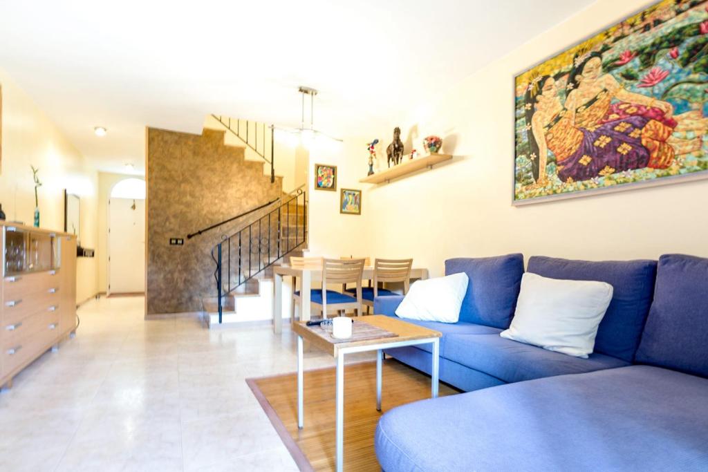 Posezení v ubytování Illa Sistach Rentals: Casa con piscina comunitaria