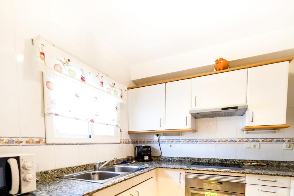 Kuchyň nebo kuchyňský kout v ubytování Illa Sistach Rentals: Casa con piscina comunitaria