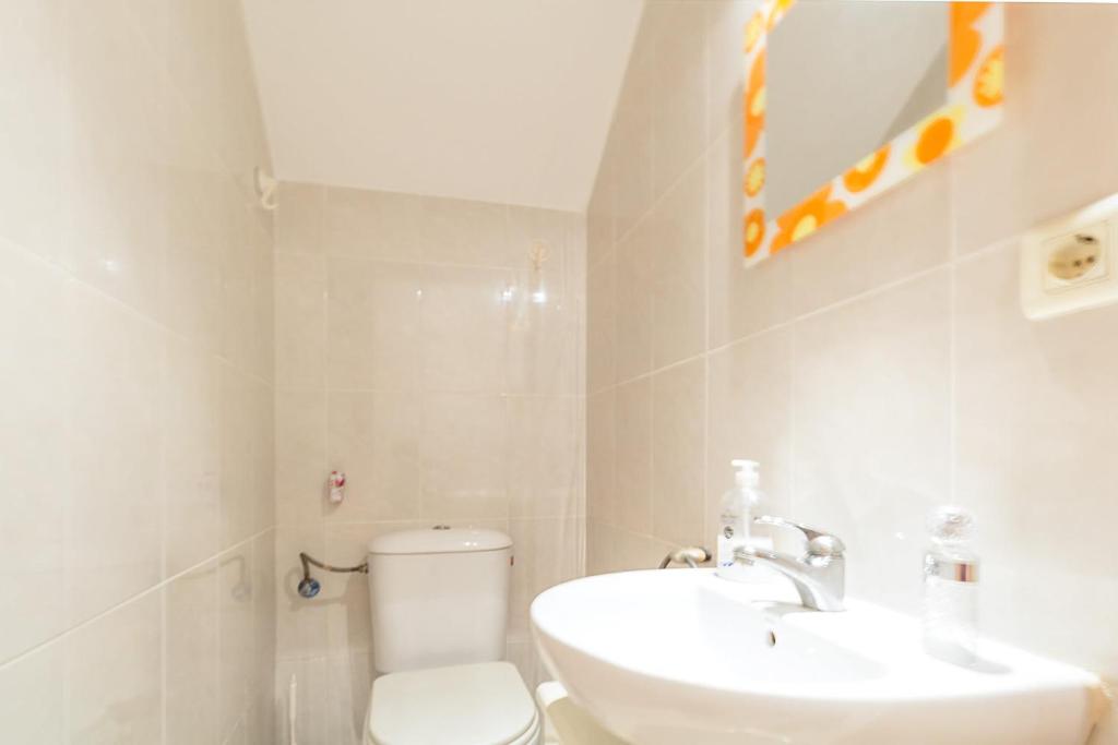Koupelna v ubytování Illa Sistach Rentals: Casa con piscina comunitaria