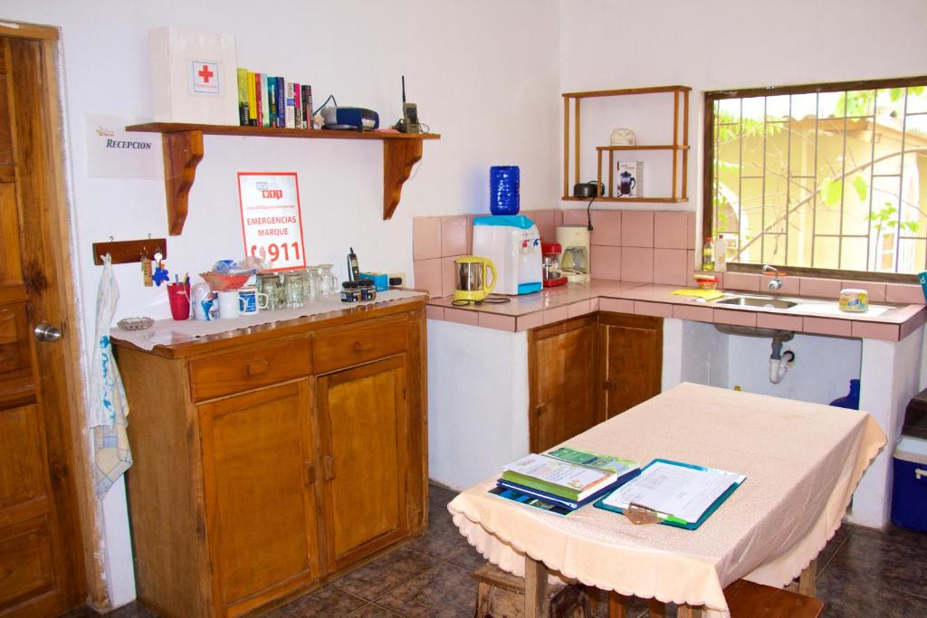 Kuchyň nebo kuchyňský kout v ubytování Hostal Suiza