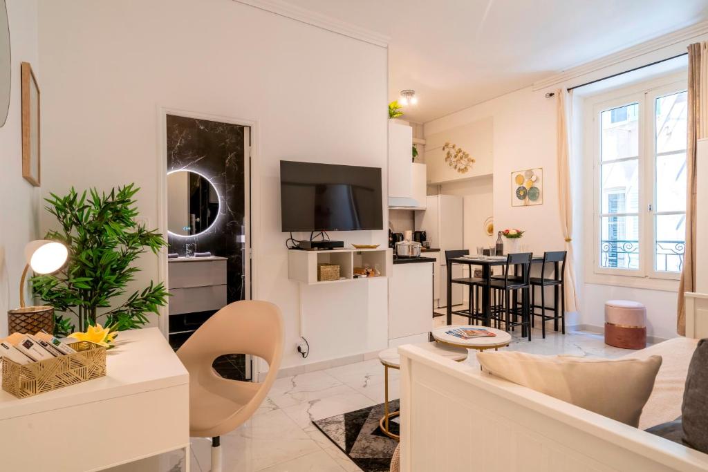 un salon avec un canapé et une table dans l'établissement Splendide, refait à neuf, climatisé, plage à 1mn- 