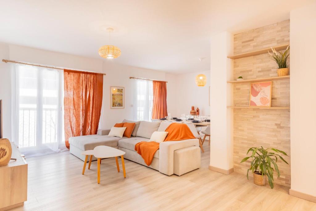 un salon avec un canapé et une table dans l'établissement Le Lacydon, appart 8 pers, 2 minutes du Vieux Port emplacement exceptionnel, à Marseille