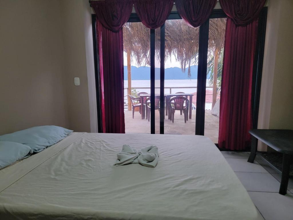 En eller flere senge i et værelse på Restaurante y Hostal Romayor