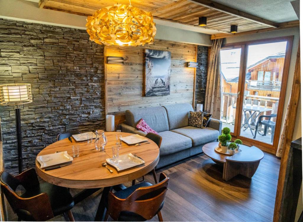 un salon avec une table et un canapé dans l'établissement Résidence Les Hauts De Preclaux - Appartement cosy au coeur des Orres 1800 MAE-6244, aux Orres