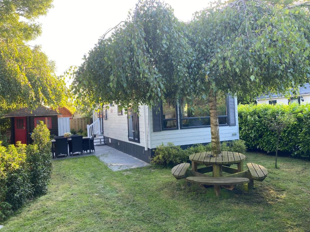 Zahrada ubytování Mooi chalet in havenplaatsje op fietsafstand van het strand bij Ouddorp