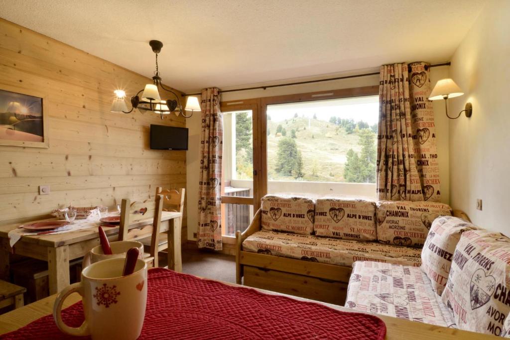 un salon avec un canapé et une table dans l'établissement Résidence Onyx - 2 Pièces pour 5 Personnes 58, à Mâcot La Plagne
