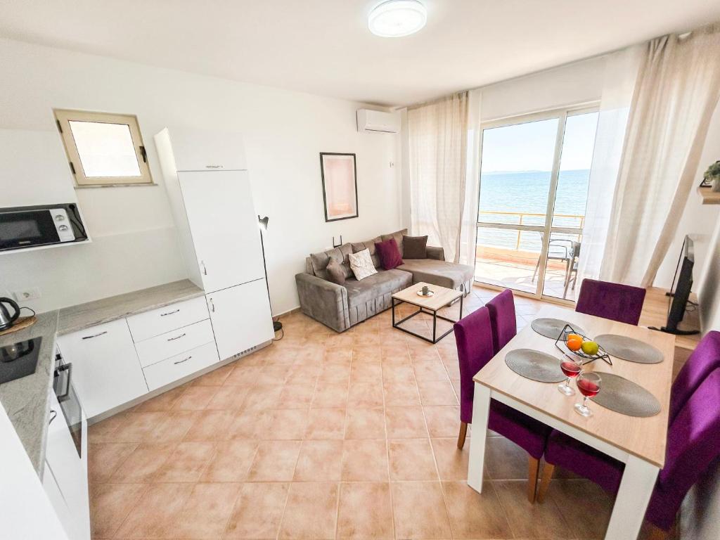 Kuchyň nebo kuchyňský kout v ubytování Oceanfront Oasis 770
