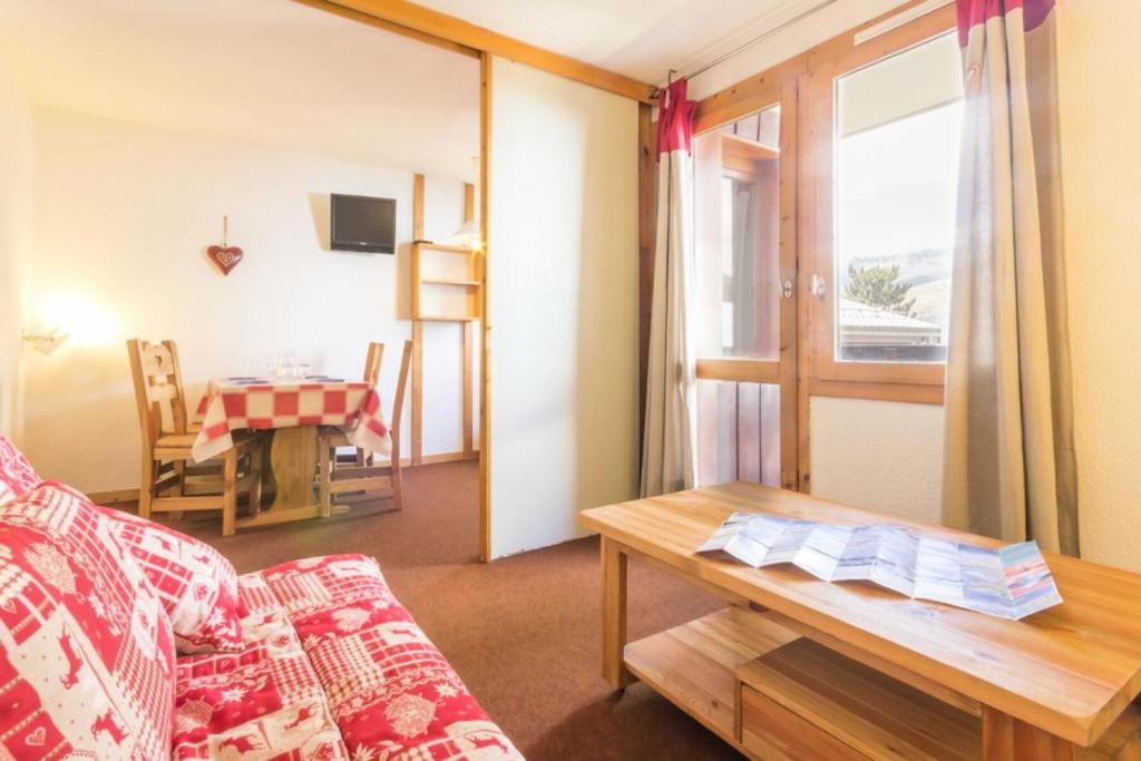 un salon avec un canapé et une table dans l'établissement Résidence Les Avrieres Haut - Studio divisible à deux pas du centre MAE-9244, à Aime La Plagne