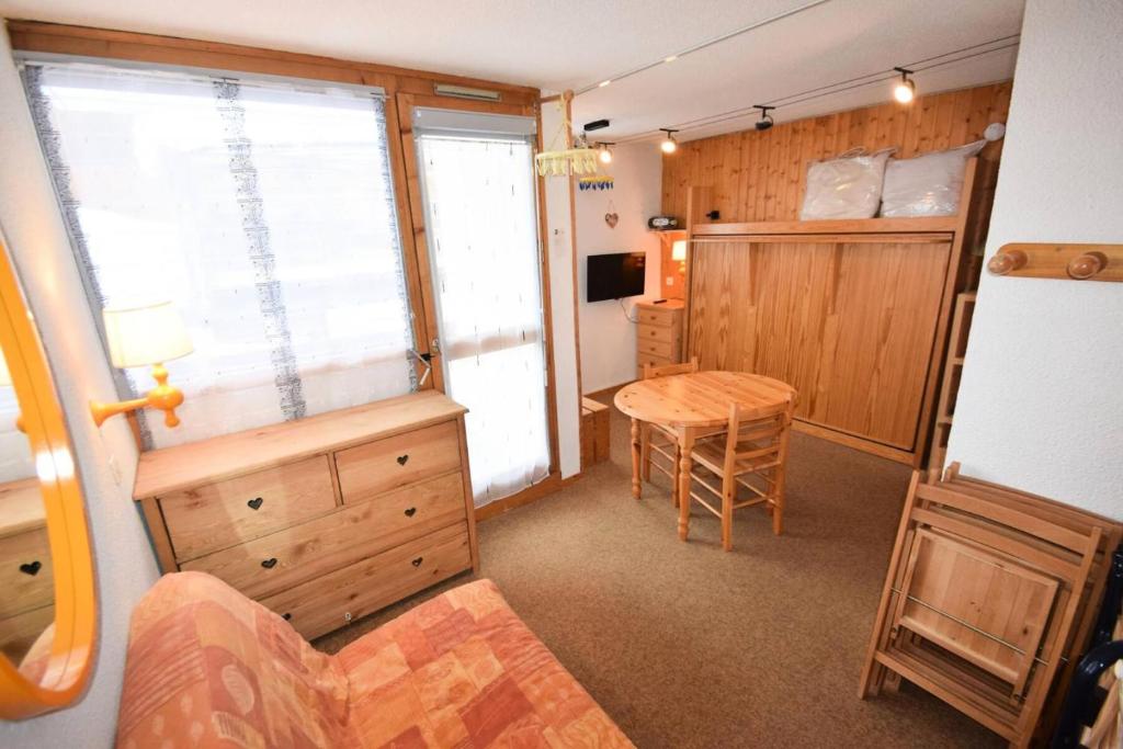 a small room with a table and a chair in it at Résidence Les Hameaux Ii - Studio 3 pers - LES HAMEAUX 2 - 001H2 -PLAGNE VILLAGES MAE-1504 in Aime La Plagne