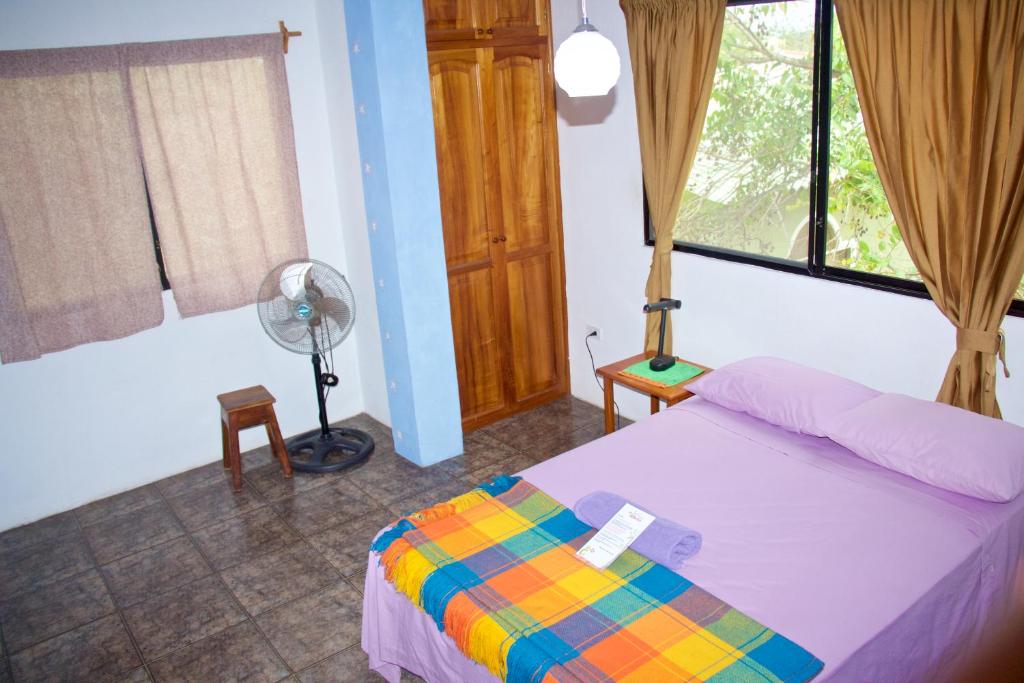 Postel nebo postele na pokoji v ubytování Hostal Suiza