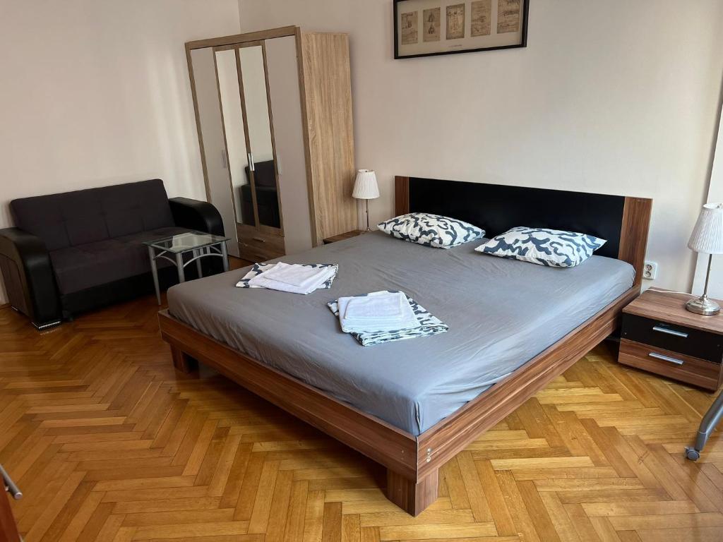 Ένα ή περισσότερα κρεβάτια σε δωμάτιο στο Centrum Apartment Ve Smečkách