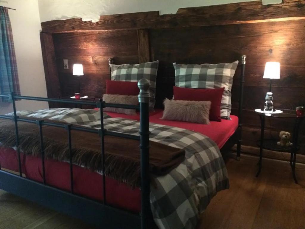Postel nebo postele na pokoji v ubytování Historisches Schwarzwaldhaus