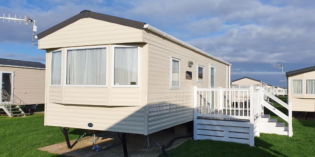 ein winziges Haus mit einer Treppe im Hof in der Unterkunft Oxley Retreat, West Sands, Seal Bay Resort in Selsey