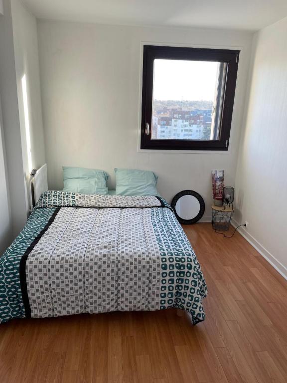 une chambre avec un grand lit avec une fenêtre dans l'établissement Appartement meublé de 04 chambres, à Boissy-Saint-Léger