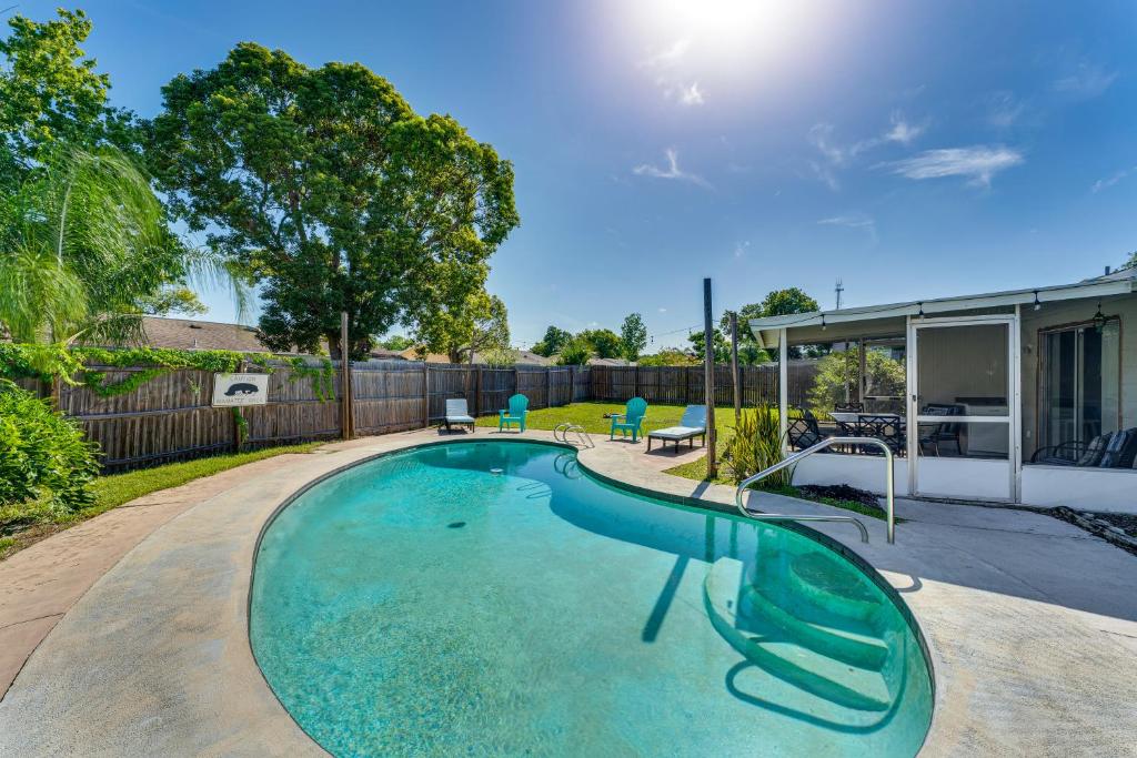 Cozy Home Near Ocean and Daytona Intl Speedway في بورت أورنج: مسبح في الحديقة الخلفية لبيت