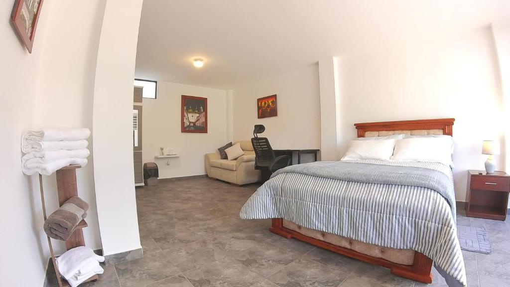 Postel nebo postele na pokoji v ubytování Hotel Suite Central Park Tababela