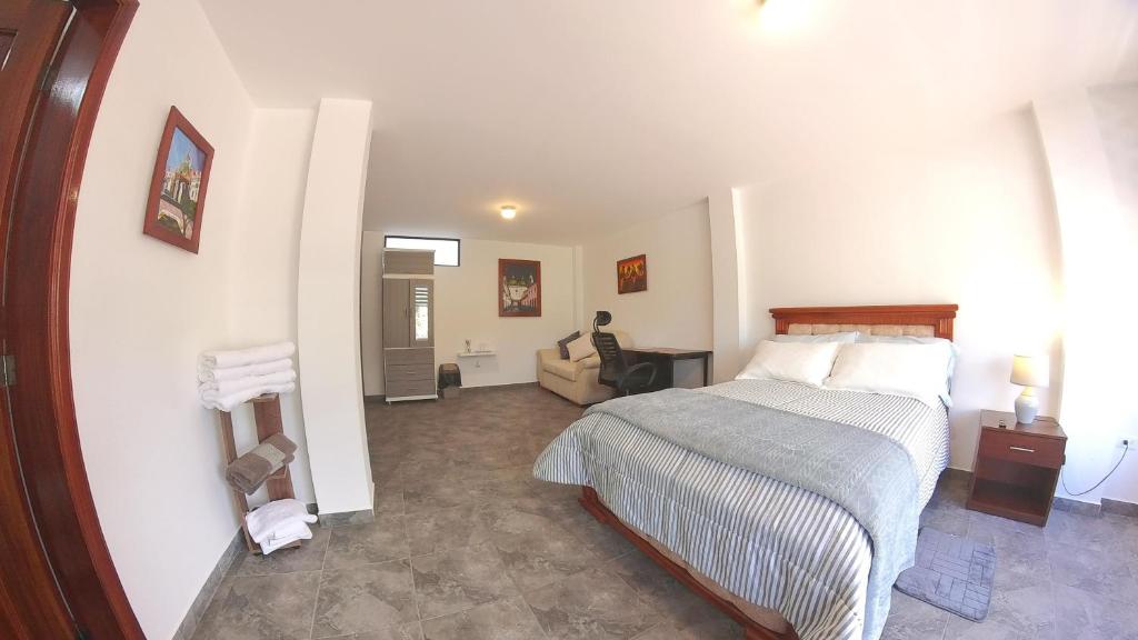 Postel nebo postele na pokoji v ubytování Hotel Suite Central Park Tababela