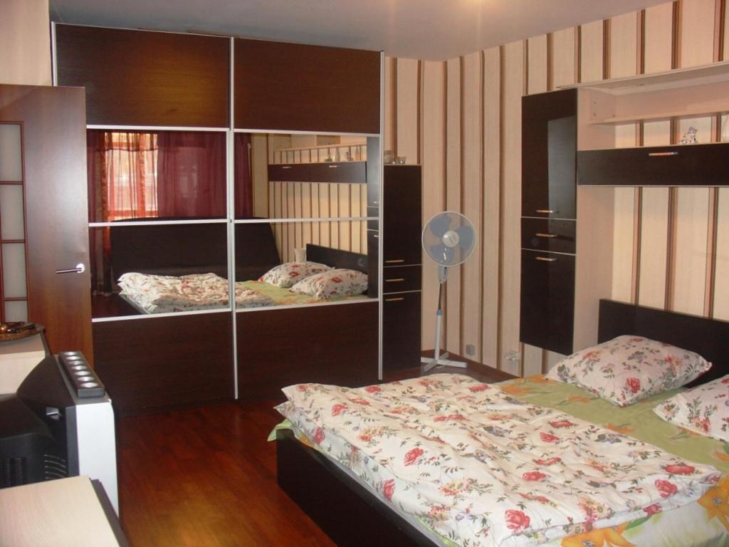 モスクワにあるApartment Proezd Yakushkinaのベッドルーム1室(二段ベッド2台、ファン付)