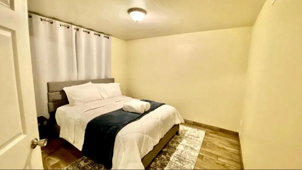 Ένα ή περισσότερα κρεβάτια σε δωμάτιο στο Movie Theater Near Slopes, Shops & TRAX - 2BR Bsmt