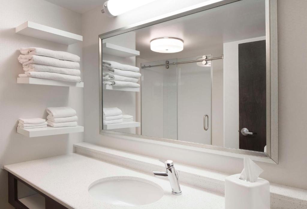 Hampton Inn Charleston-Southridge photo