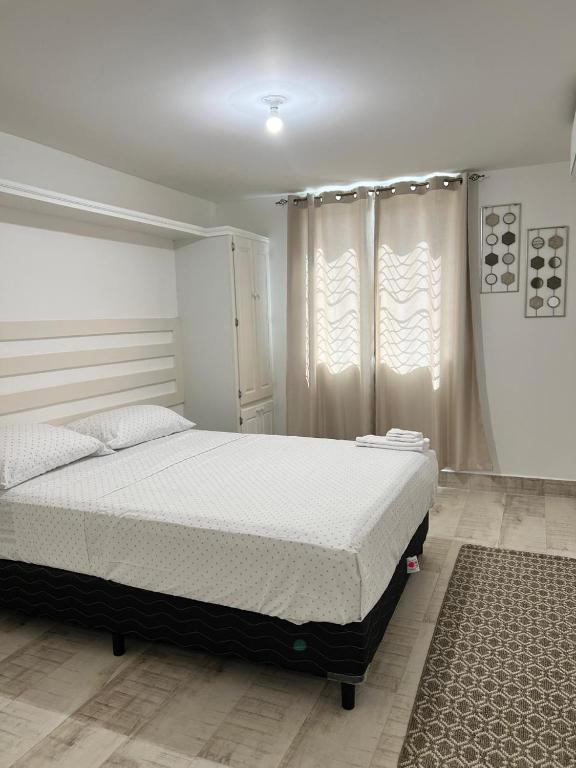 Postel nebo postele na pokoji v ubytování Crusoe Escape Villa