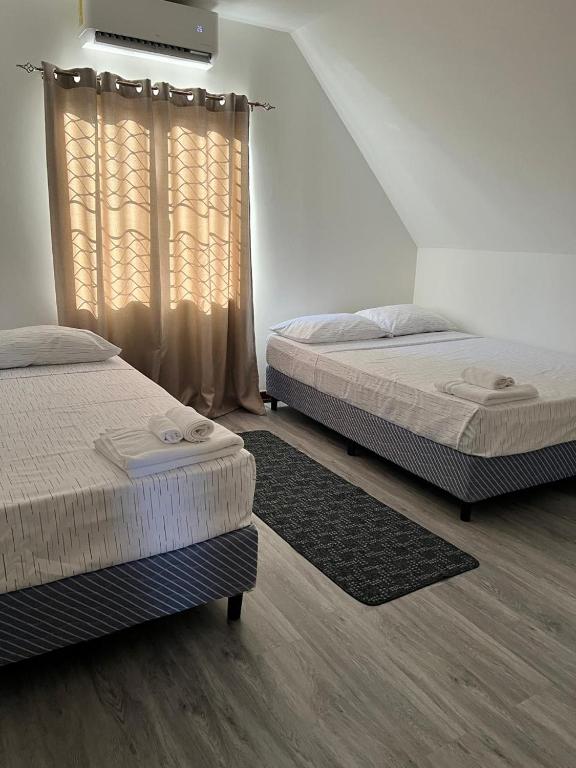 Postel nebo postele na pokoji v ubytování Crusoe Escape Villa