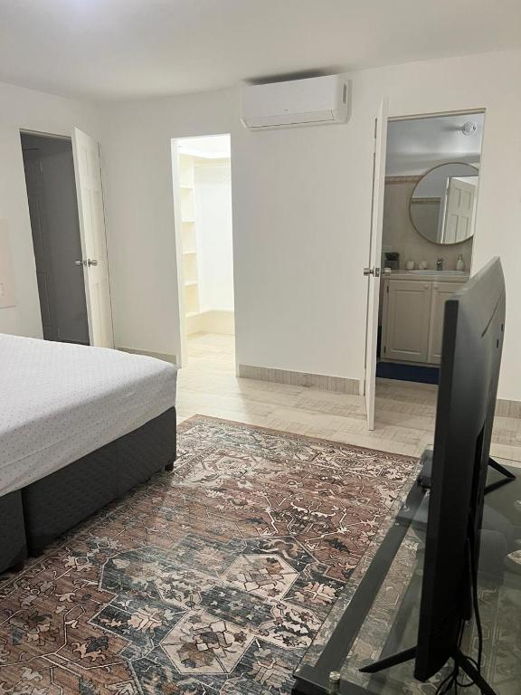 TV a/nebo společenská místnost v ubytování Crusoe Escape Villa