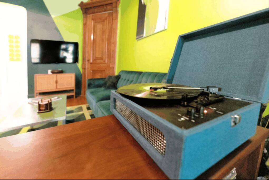 رزرو هتل و هاستل، استودیو با موضوع The Green Room 70s Groove, 09037376597