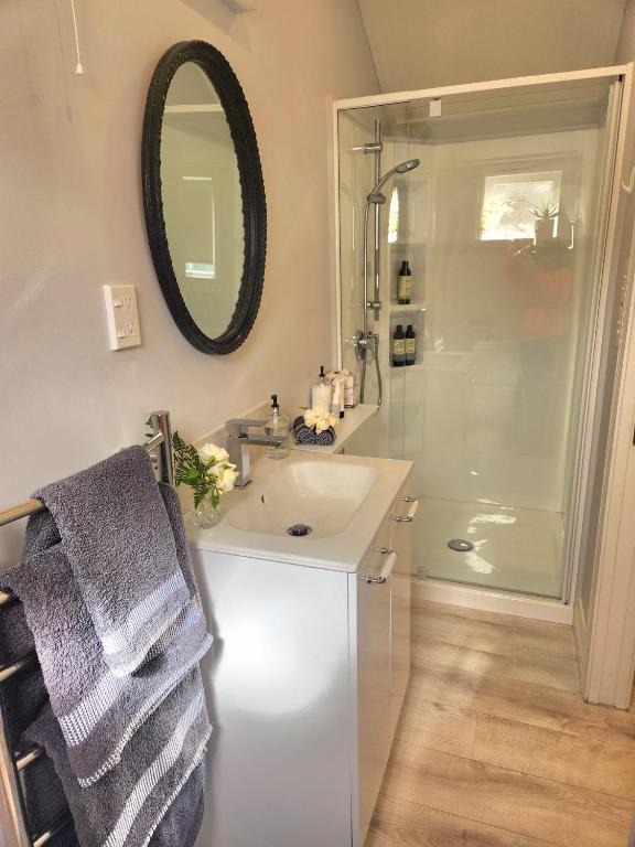 Petite on Regent - Resim 3