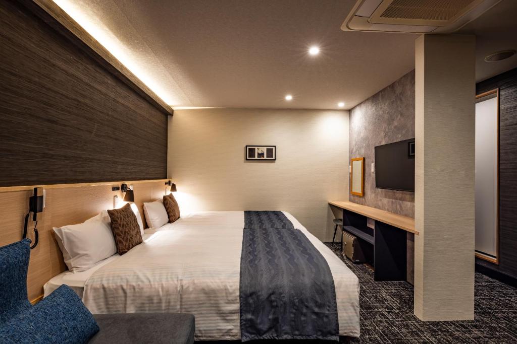 Tempat tidur dalam kamar di Hotel Quest Shimizu