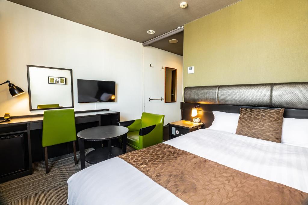 Tempat tidur dalam kamar di Hotel Quest Shimizu