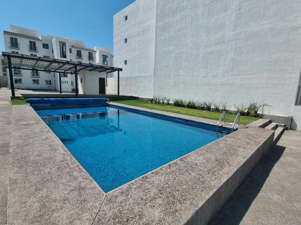 una piscina frente a un edificio en Hacienda San José, en Querétaro