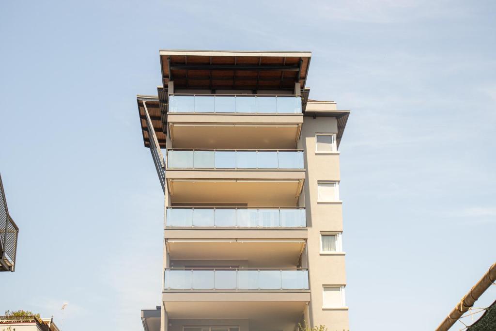 ein Apartmenthaus mit vielen Fenstern in der Unterkunft 100 m from the beach with CABANA and JACUZZI included in Lignano Sabbiadoro