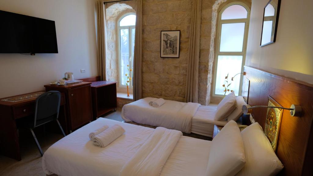 Postel nebo postele na pokoji v ubytování Azzahra Boutique Hotel & Restaurant - Jerusalem
