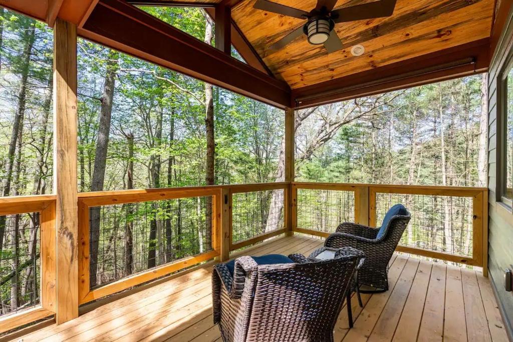 Φωτογραφία από το άλμπουμ του Oak Treehouse Cabin Rustic Luxury Near Asheville σε Marshall