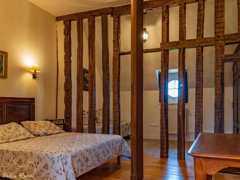 Łóżko lub łóżka w pokoju w obiekcie Gîte de charme avec piscine chauffée et sauna, au cœur d'une propriété historique en Val de Loire - FR-1-381-128