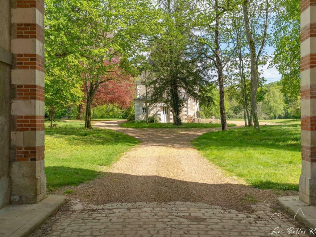 Ogród w obiekcie Gîte de charme avec piscine chauffée et sauna, au cœur d'une propriété historique en Val de Loire - FR-1-381-128